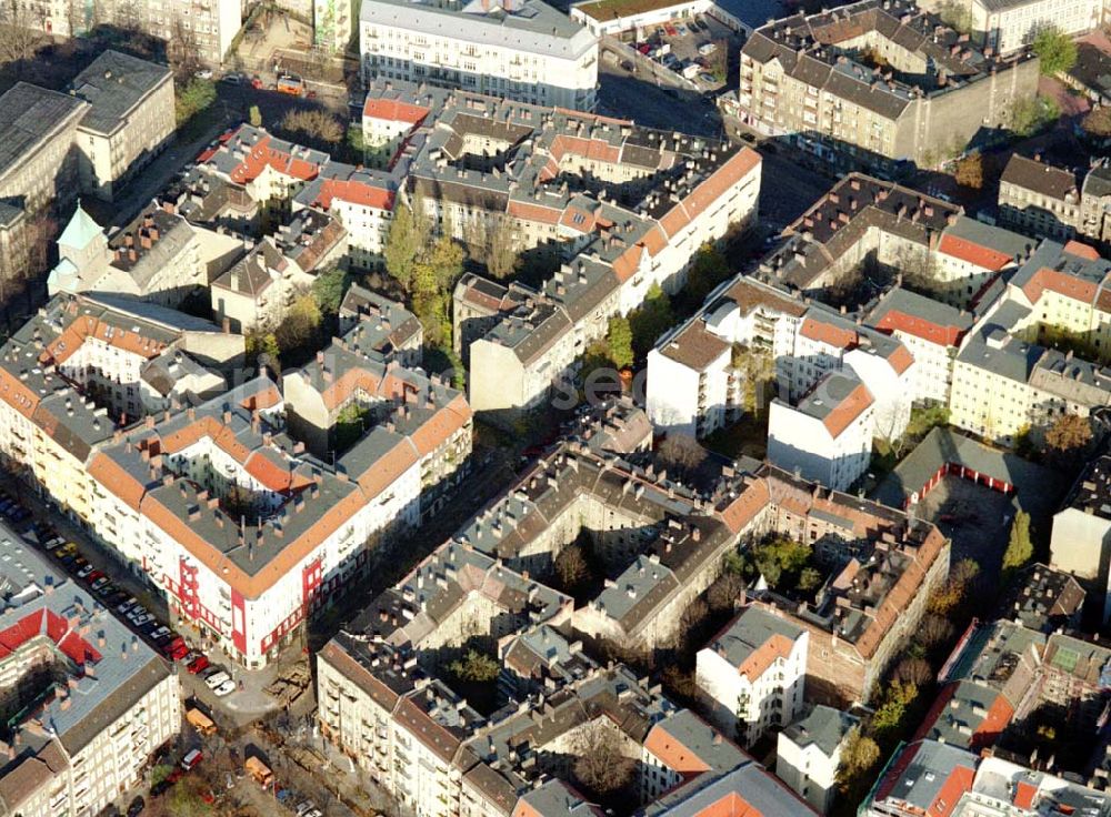 Berlin - Friedrichshain from the bird's eye view: Berlin - Friedrichshain (Nähe S-Bhf. Ostkreuz) Wohngebiet Lenbachstrasse mit dem Wohnhaus Lenbachstrasse 16 (Projekt der Borger & Nodes Grundbesitz GmbH) 05.11.2002