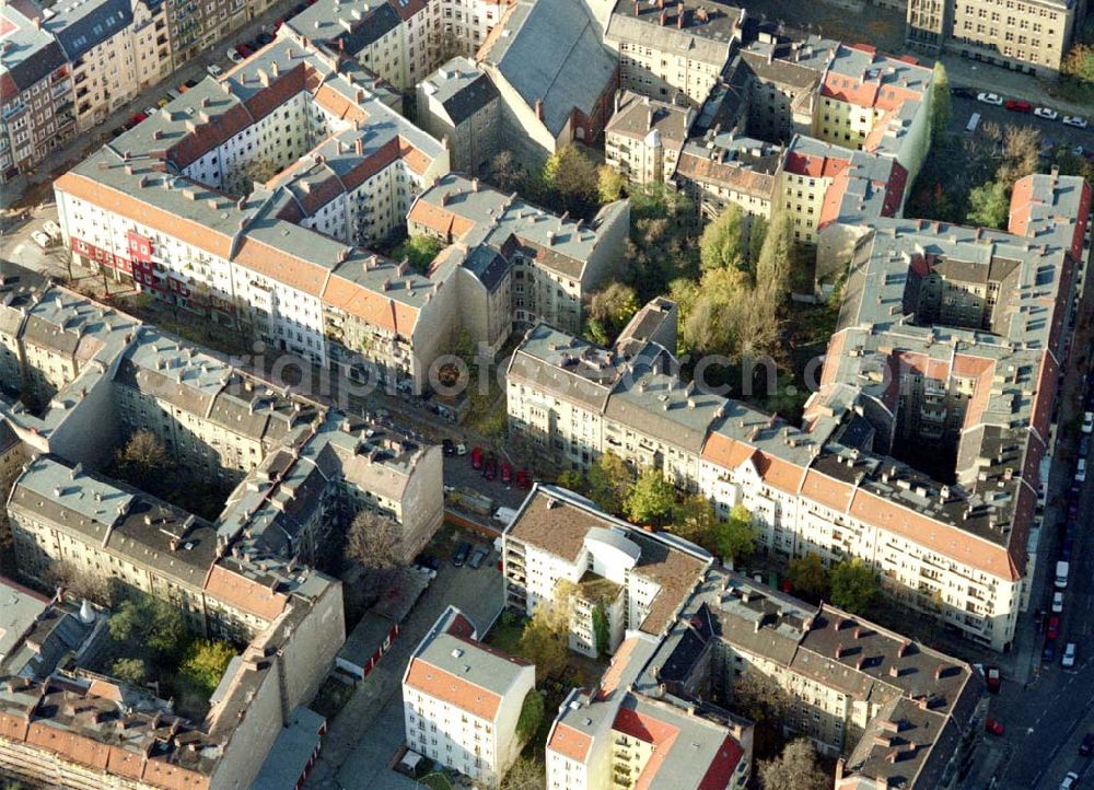 Aerial image Berlin - Friedrichshain - Berlin - Friedrichshain (Nähe S-Bhf. Ostkreuz) Wohngebiet Lenbachstrasse mit dem Wohnhaus Lenbachstrasse 16 (Projekt der Borger & Nodes Grundbesitz GmbH) 05.11.2002