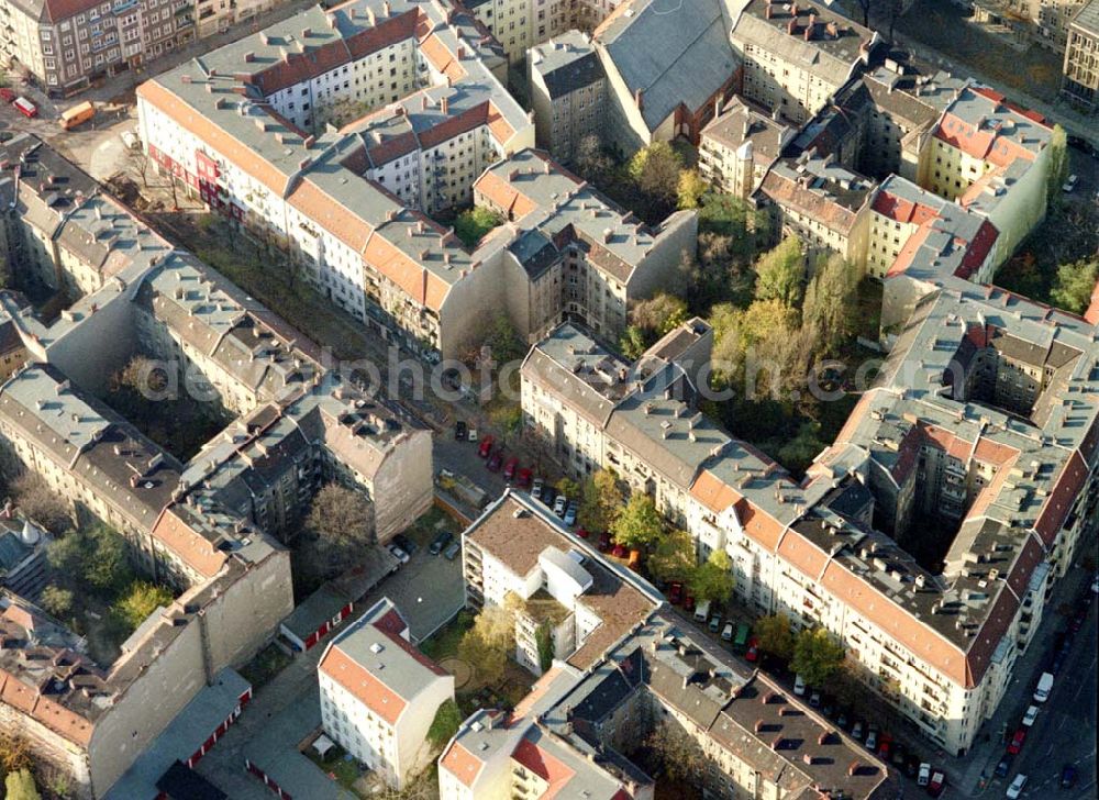 Aerial photograph Berlin - Friedrichshain - Berlin - Friedrichshain (Nähe S-Bhf. Ostkreuz) Wohngebiet Lenbachstrasse mit dem Wohnhaus Lenbachstrasse 16 (Projekt der Borger & Nodes Grundbesitz GmbH) 05.11.2002