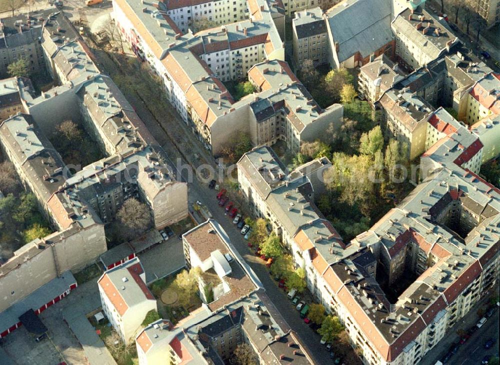 Berlin - Friedrichshain from above - Berlin - Friedrichshain (Nähe S-Bhf. Ostkreuz) Wohngebiet Lenbachstrasse mit dem Wohnhaus Lenbachstrasse 16 (Projekt der Borger & Nodes Grundbesitz GmbH) 05.11.2002