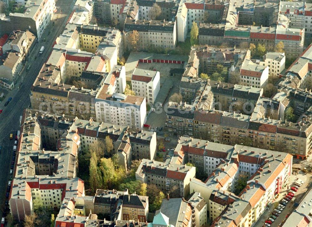 Berlin - Friedrichshain from the bird's eye view: Berlin - Friedrichshain (Nähe S-Bhf. Ostkreuz) Wohngebiet Lenbachstrasse mit dem Wohnhaus Lenbachstrasse 16 (Projekt der Borger & Nodes Grundbesitz GmbH) 05.11.2002