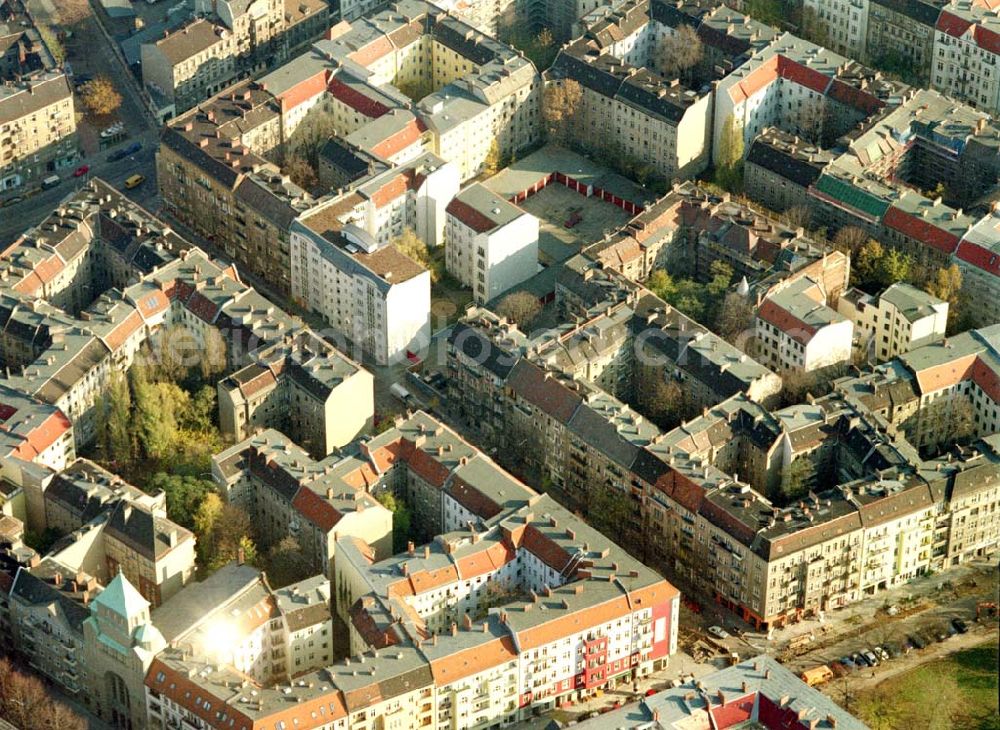 Aerial photograph Berlin - Friedrichshain - Berlin - Friedrichshain (Nähe S-Bhf. Ostkreuz) Wohngebiet Lenbachstrasse mit dem Wohnhaus Lenbachstrasse 16 (Projekt der Borger & Nodes Grundbesitz GmbH) 05.11.2002