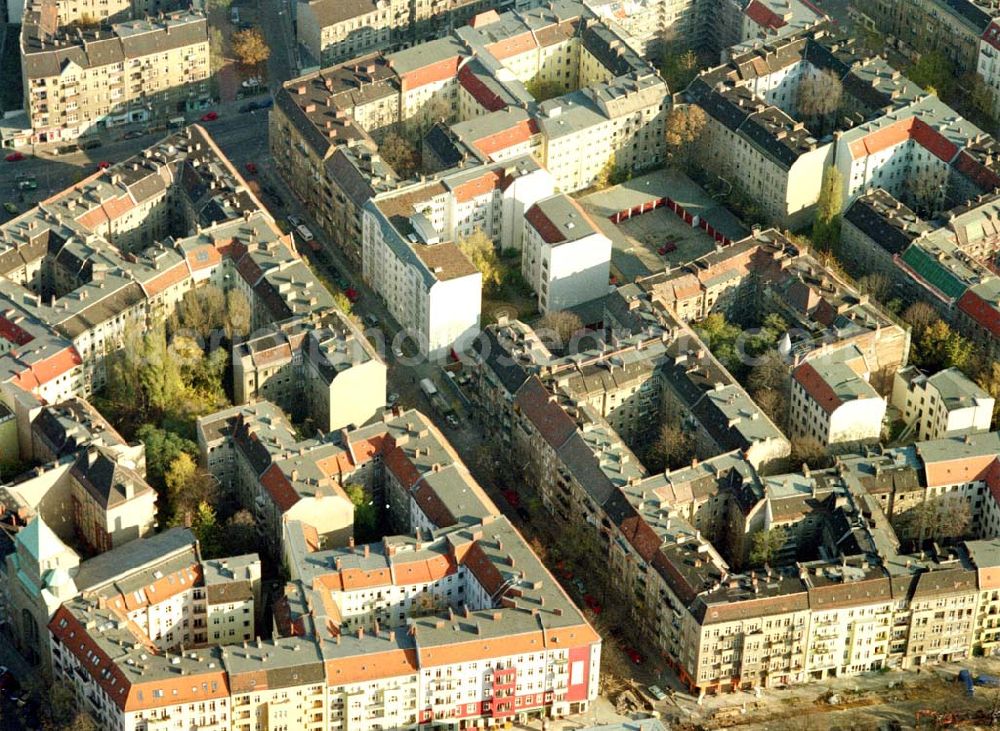 Berlin - Friedrichshain from above - Berlin - Friedrichshain (Nähe S-Bhf. Ostkreuz) Wohngebiet Lenbachstrasse mit dem Wohnhaus Lenbachstrasse 16 (Projekt der Borger & Nodes Grundbesitz GmbH) 05.11.2002