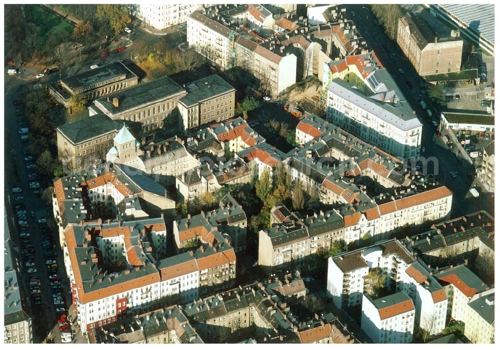 Berlin - Friedrichshain from the bird's eye view: Berlin - Friedrichshain (Nähe S-Bhf. Ostkreuz) Wohngebiet Lenbachstrasse mit dem Wohnhaus Lenbachstrasse 16 (Projekt der Borger & Nodes Grundbesitz GmbH) 05.11.2002