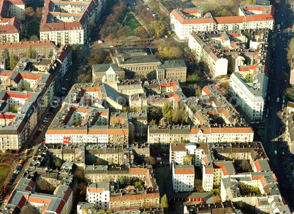 Berlin - Friedrichshain from above - Berlin - Friedrichshain (Nähe S-Bhf. Ostkreuz) Wohngebiet Lenbachstrasse mit dem Wohnhaus Lenbachstrasse 16 (Projekt der Borger & Nodes Grundbesitz GmbH) 05.11.2002