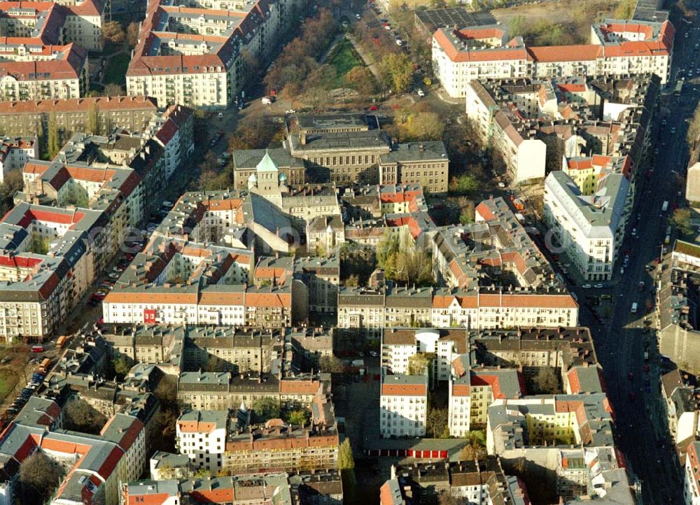 Berlin - Friedrichshain from the bird's eye view: Berlin - Friedrichshain (Nähe S-Bhf. Ostkreuz) Wohngebiet Lenbachstrasse mit dem Wohnhaus Lenbachstrasse 16 (Projekt der Borger & Nodes Grundbesitz GmbH) 05.11.2002