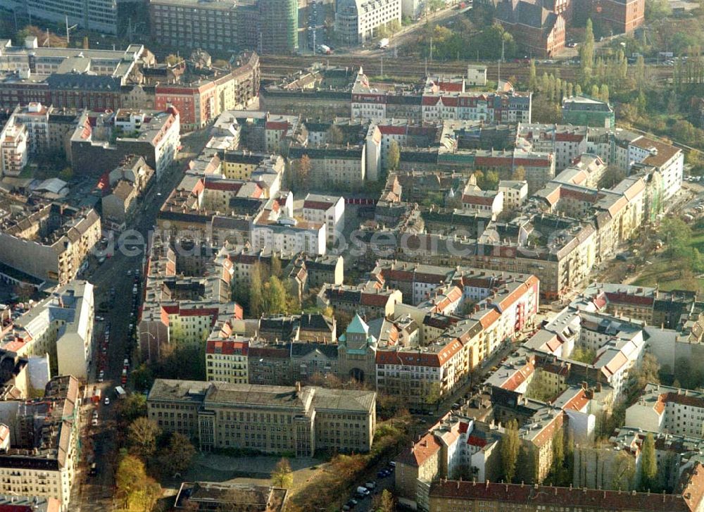 Aerial image Berlin - Friedrichshain - Berlin - Friedrichshain (Nähe S-Bhf. Ostkreuz) Wohngebiet Lenbachstrasse mit dem Wohnhaus Lenbachstrasse 16 (Projekt der Borger & Nodes Grundbesitz GmbH) 05.11.2002