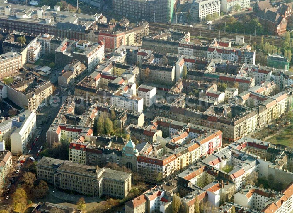 Aerial photograph Berlin - Friedrichshain - Berlin - Friedrichshain (Nähe S-Bhf. Ostkreuz) Wohngebiet Lenbachstrasse mit dem Wohnhaus Lenbachstrasse 16 (Projekt der Borger & Nodes Grundbesitz GmbH) 05.11.2002