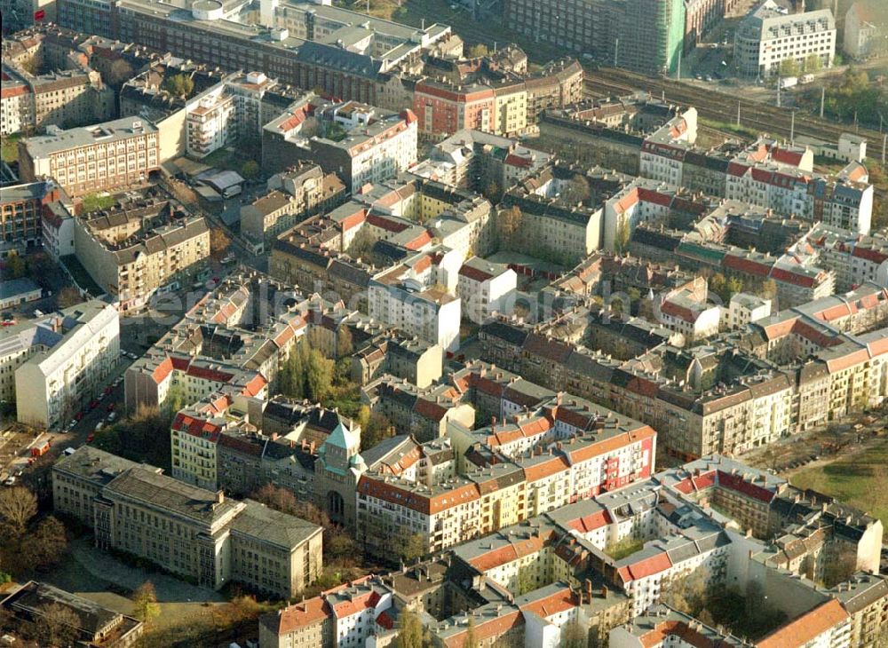 Berlin - Friedrichshain from above - Berlin - Friedrichshain (Nähe S-Bhf. Ostkreuz) Wohngebiet Lenbachstrasse mit dem Wohnhaus Lenbachstrasse 16 (Projekt der Borger & Nodes Grundbesitz GmbH) 05.11.2002