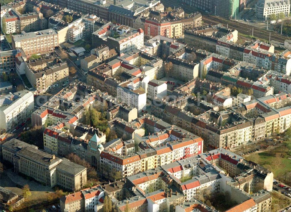 Berlin - Friedrichshain from the bird's eye view: Berlin - Friedrichshain (Nähe S-Bhf. Ostkreuz) Wohngebiet Lenbachstrasse mit dem Wohnhaus Lenbachstrasse 16 (Projekt der Borger & Nodes Grundbesitz GmbH) 05.11.2002