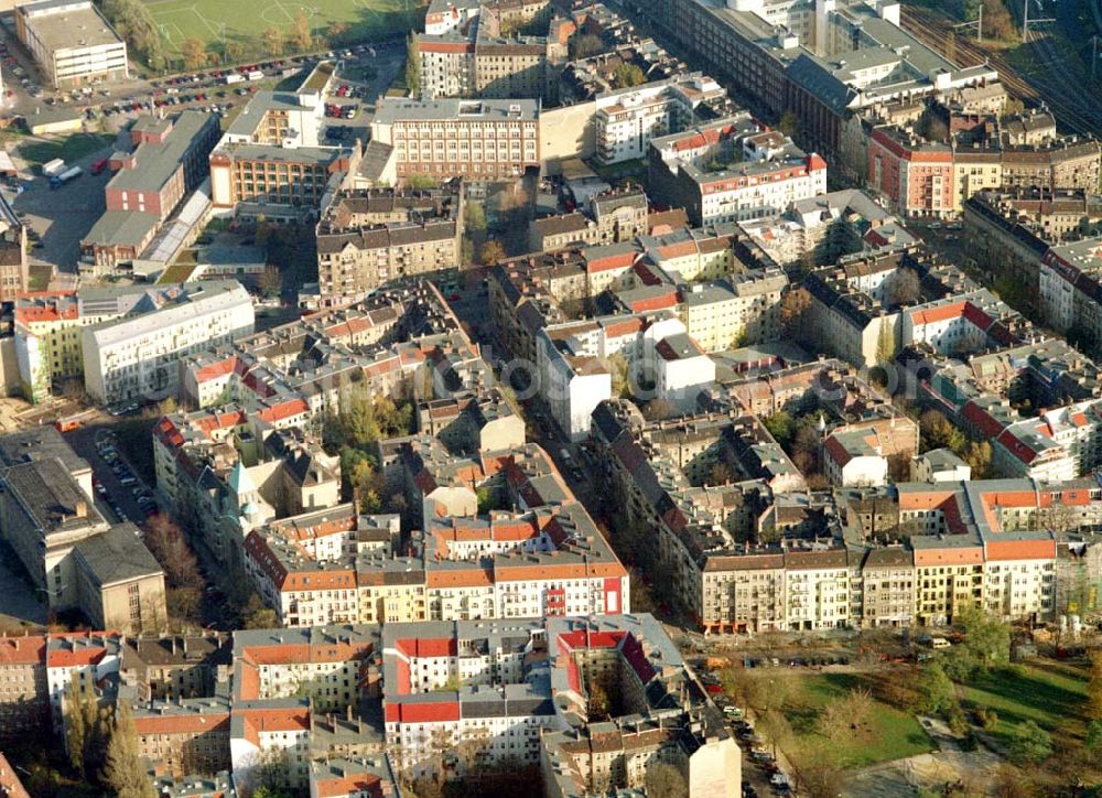 Aerial image Berlin - Friedrichshain - Berlin - Friedrichshain (Nähe S-Bhf. Ostkreuz) Wohngebiet Lenbachstrasse mit dem Wohnhaus Lenbachstrasse 16 (Projekt der Borger & Nodes Grundbesitz GmbH) 05.11.2002