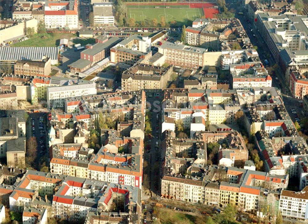 Berlin - Friedrichshain from above - Berlin - Friedrichshain (Nähe S-Bhf. Ostkreuz) Wohngebiet Lenbachstrasse mit dem Wohnhaus Lenbachstrasse 16 (Projekt der Borger & Nodes Grundbesitz GmbH) 05.11.2002