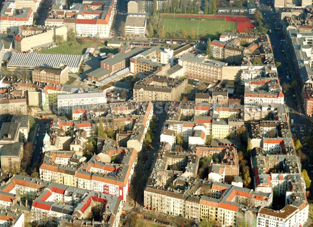 Berlin - Friedrichshain from the bird's eye view: Berlin - Friedrichshain (Nähe S-Bhf. Ostkreuz) Wohngebiet Lenbachstrasse mit dem Wohnhaus Lenbachstrasse 16 (Projekt der Borger & Nodes Grundbesitz GmbH) 05.11.2002