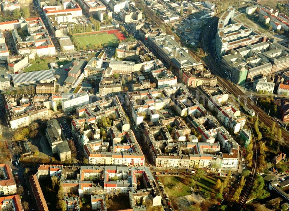 Berlin - Friedrichshain from above - Berlin - Friedrichshain (Nähe S-Bhf. Ostkreuz) Wohngebiet Lenbachstrasse mit dem Wohnhaus Lenbachstrasse 16 (Projekt der Borger & Nodes Grundbesitz GmbH) 05.11.2002