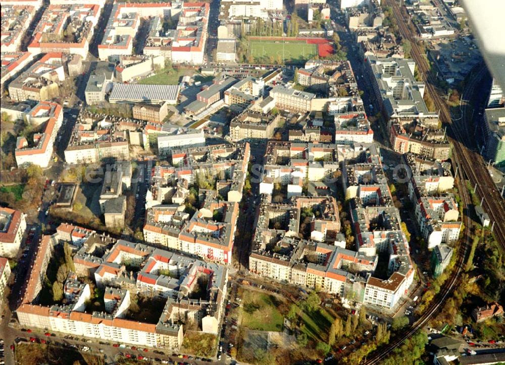 Berlin - Friedrichshain from the bird's eye view: Berlin - Friedrichshain (Nähe S-Bhf. Ostkreuz) Wohngebiet Lenbachstrasse mit dem Wohnhaus Lenbachstrasse 16 (Projekt der Borger & Nodes Grundbesitz GmbH) 05.11.2002