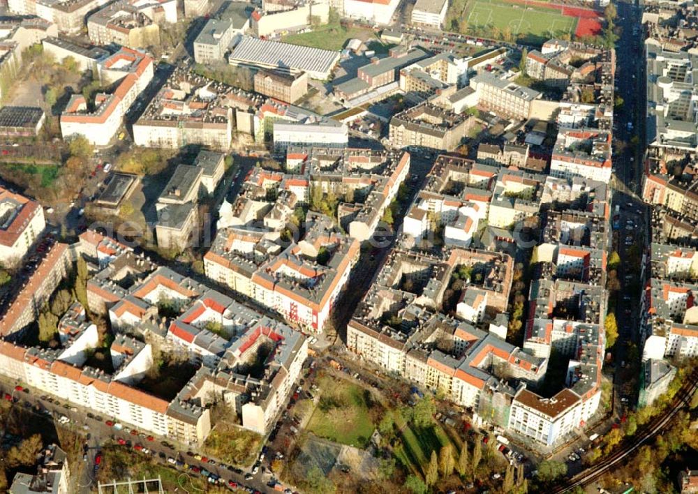 Aerial image Berlin - Friedrichshain - Berlin - Friedrichshain (Nähe S-Bhf. Ostkreuz) Wohngebiet Lenbachstrasse mit dem Wohnhaus Lenbachstrasse 16 (Projekt der Borger & Nodes Grundbesitz GmbH) 05.11.2002