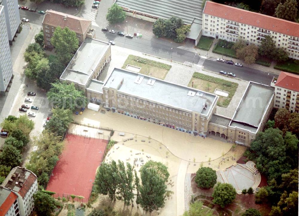 Aerial image Berlin - 24.09.2002, Berlin Friedrichshain Rekonstruierte Altbauschule an der Singerstraße in Berlin - Friedrichshain.