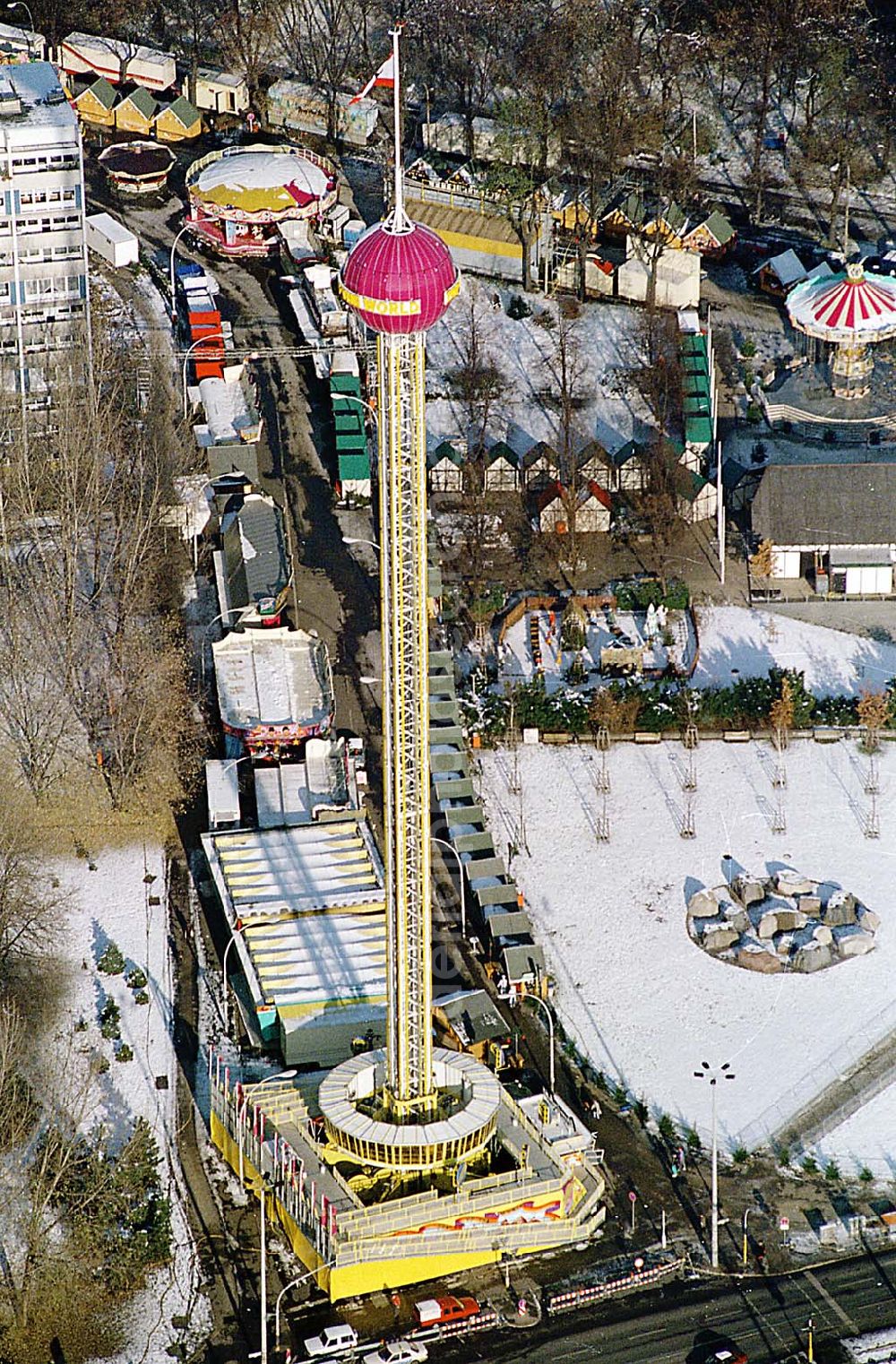 Aerial image Berlin Friedrichshain - 22.11.1995 Berlin, großer mobiler Aussichtsturm (Karusselauf) dem Platz der Vereinten Nationen (Weihnachtsmarkt)