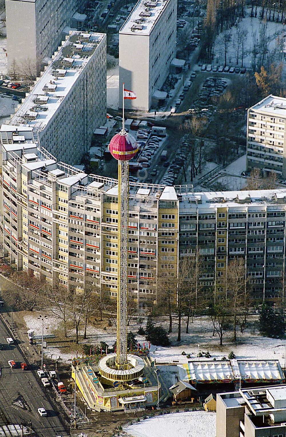 Aerial photograph Berlin Friedrichshain - 22.11.1995 Berlin, großer mobiler Aussichtsturm (Karusselauf) dem Platz der Vereinten Nationen (Weihnachtsmarkt)