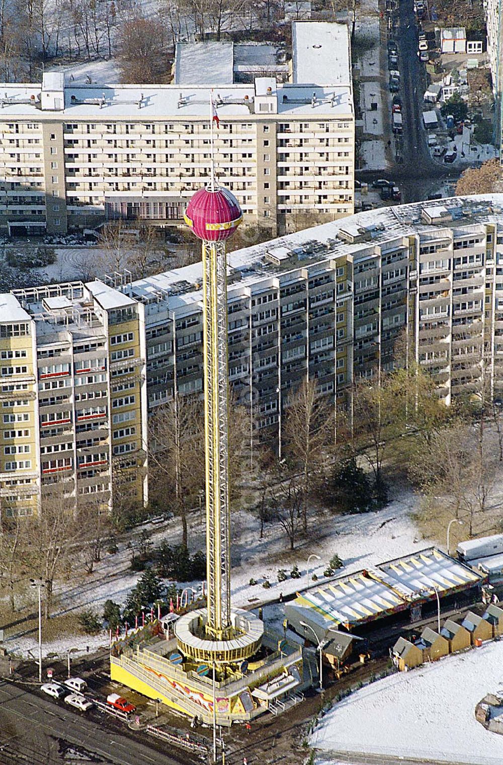 Berlin Friedrichshain from above - 22.11.1995 Berlin, großer mobiler Aussichtsturm (Karusselauf) dem Platz der Vereinten Nationen (Weihnachtsmarkt)