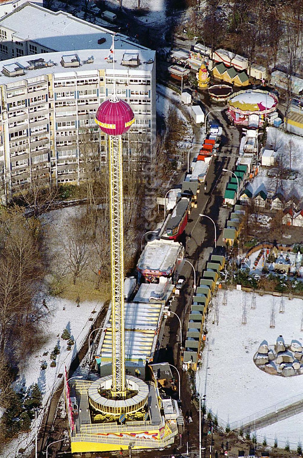 Berlin Friedrichshain from the bird's eye view: 22.11.1995 Berlin, großer mobiler Aussichtsturm (Karusselauf) dem Platz der Vereinten Nationen (Weihnachtsmarkt)