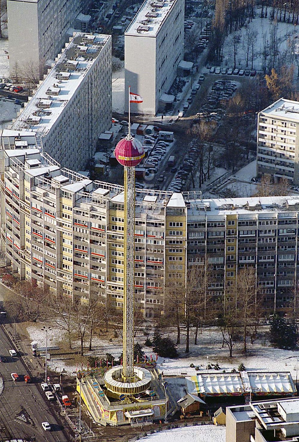 Aerial image Berlin Friedrichshain - 22.11.1995 Berlin, großer mobiler Aussichtsturm (Karusselauf) dem Platz der Vereinten Nationen (Weihnachtsmarkt)