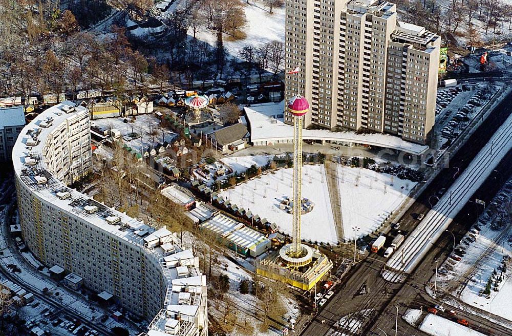 Aerial photograph Berlin Friedrichshain - 22.11.1995 Berlin, großer mobiler Aussichtsturm (Karusselauf) dem Platz der Vereinten Nationen (Weihnachtsmarkt)