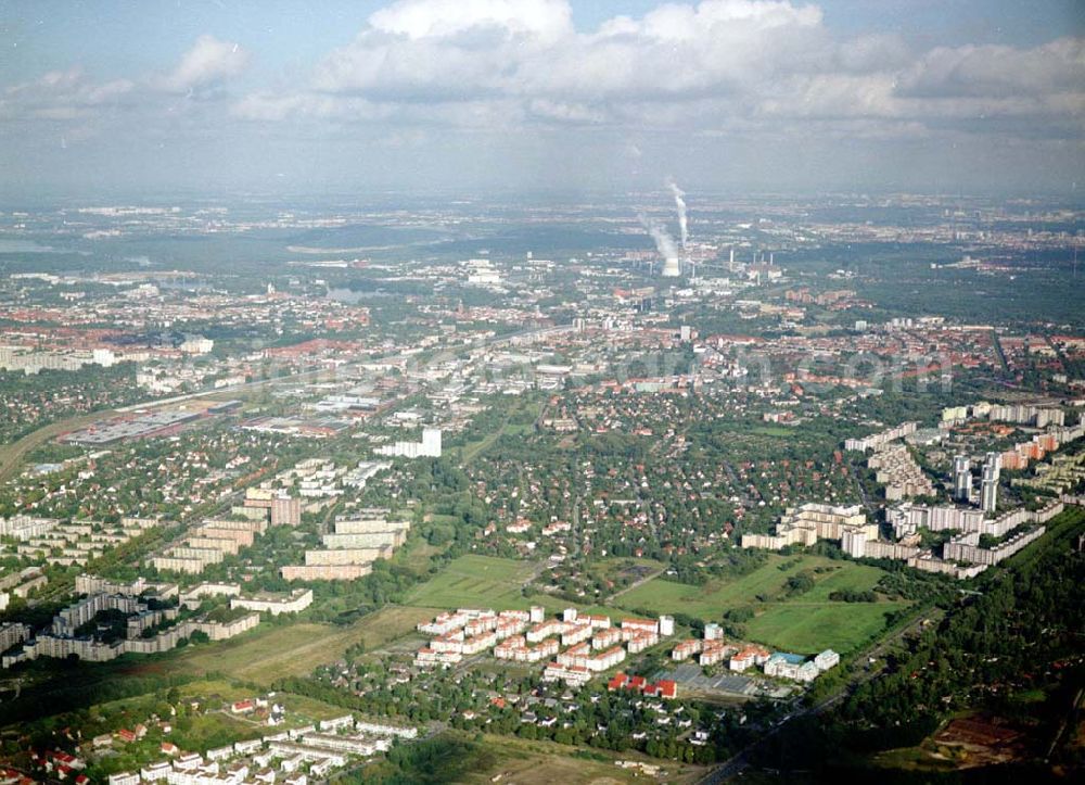 Aerial image Berlin Staaken / Spandau - Blick auf Staaken (zu Spandau) mit der Wohnanlage der UNIVERSA HV GmbH im Vordergrund (Kleiststraße 3-6 in 10787 Berlin) an der Heerstraße / Cosmarweg in Berlin - Staaken.