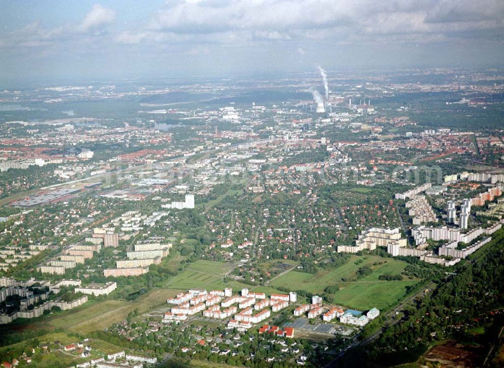 Aerial photograph Berlin Staaken / Spandau - Blick auf Staaken (zu Spandau) mit der Wohnanlage der UNIVERSA HV GmbH im Vordergrund (Kleiststraße 3-6 in 10787 Berlin) an der Heerstraße / Cosmarweg in Berlin - Staaken.