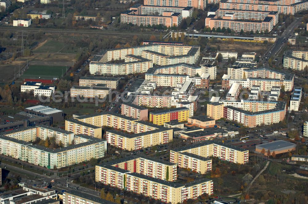 Berlin from above - Blick auf Wohnhäuser / Mehrfamilienhäuser / Plattenbau in Berlin-Hellersdorf nahe der U-Bahn Station / Bahnhof Louis-Lewin-Straße.