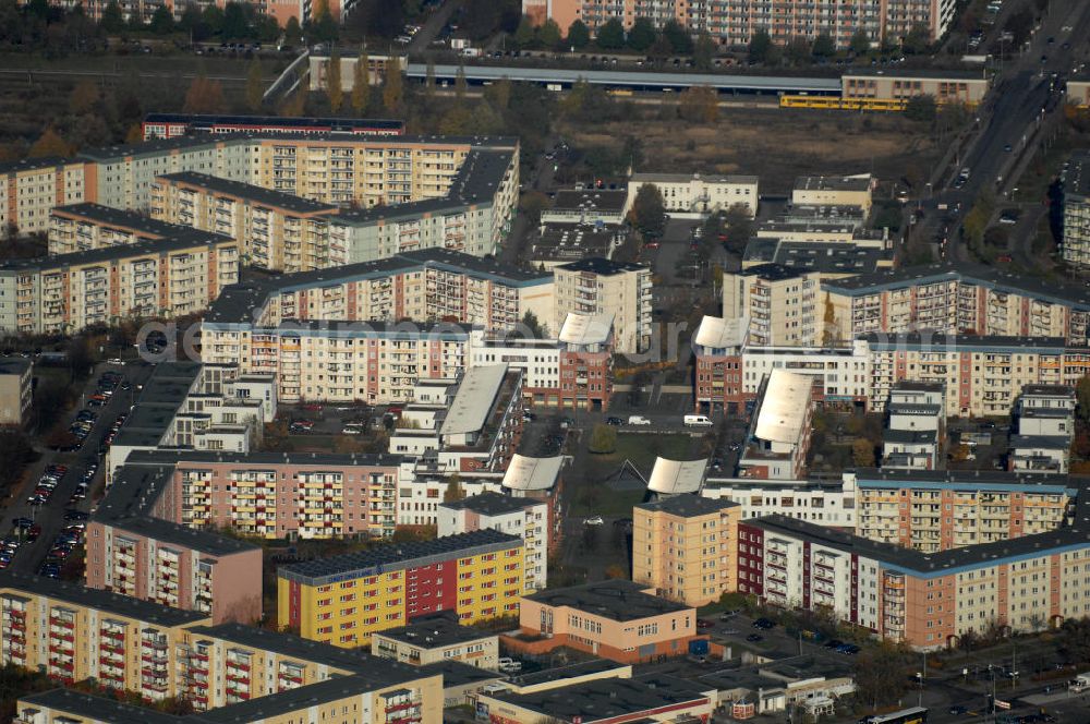 Berlin from the bird's eye view: Blick auf Wohnhäuser / Mehrfamilienhäuser / Plattenbau in Berlin-Hellersdorf nahe der U-Bahn Station / Bahnhof Louis-Lewin-Straße.