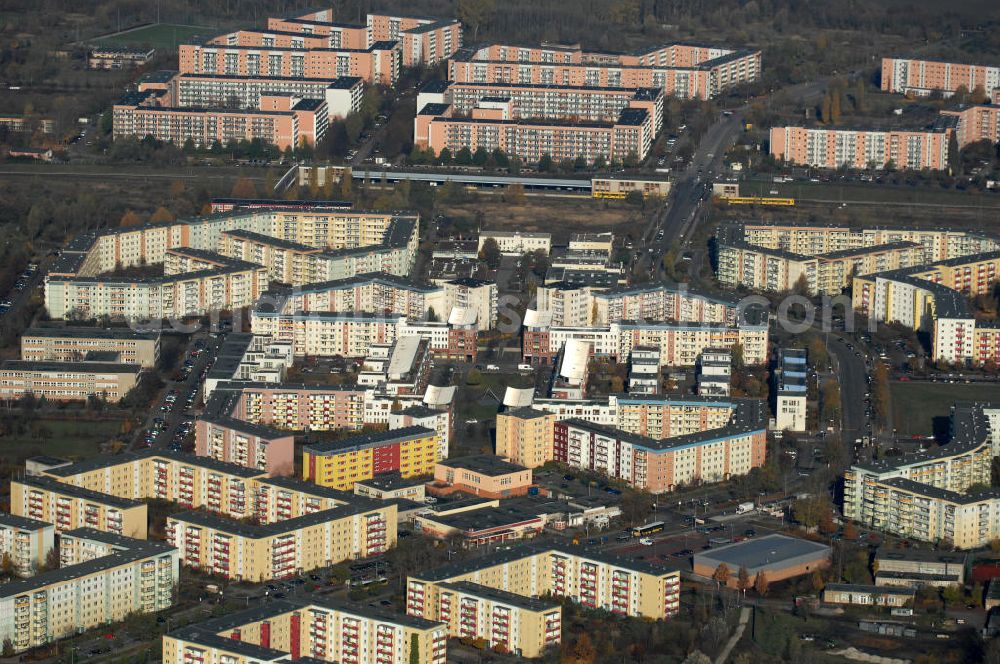 Aerial image Berlin - Blick auf Wohnhäuser / Mehrfamilienhäuser / Plattenbau in Berlin-Hellersdorf nahe der U-Bahn Station / Bahnhof Louis-Lewin-Straße.