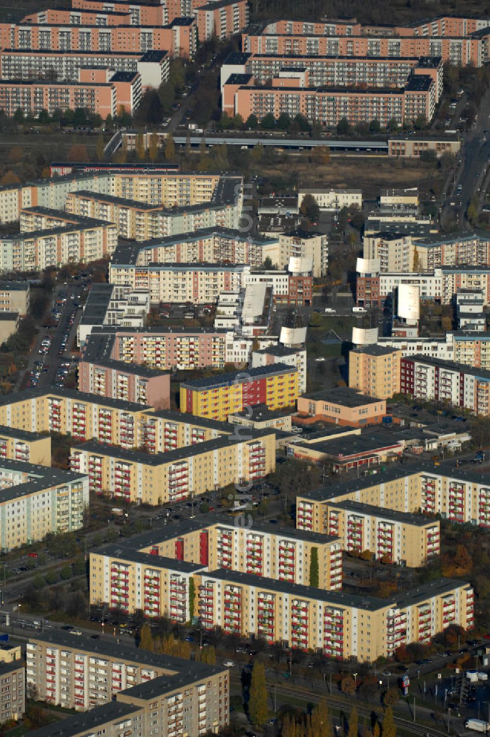 Aerial photograph Berlin - Blick auf Wohnhäuser / Mehrfamilienhäuser / Plattenbau in Berlin-Hellersdorf nahe der U-Bahn Station / Bahnhof Louis-Lewin-Straße.