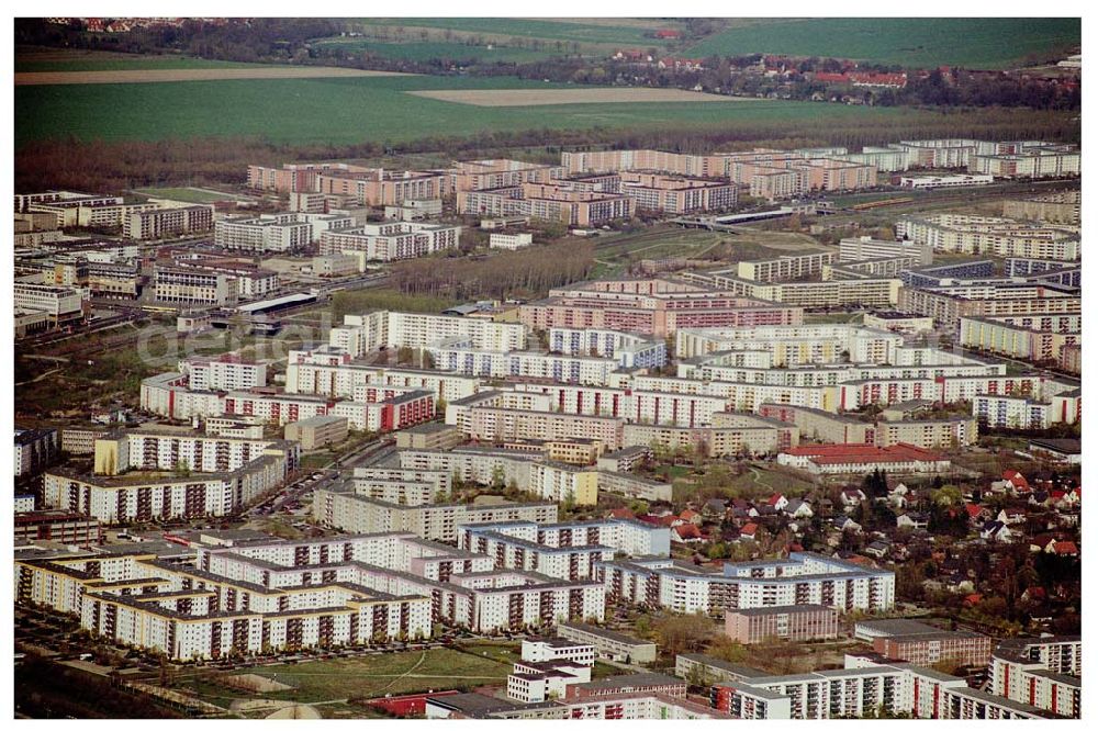 Berlin-Hellersdorf from above - 15.04.2004 BERLIN Hellersdorf Blick auf das die Wohngebiete an der Neuen Grottkauer Straße, Maxie-Wan der Straße entlang der U-Bahnhöfe Cottbusser Platz und Hellersdorf.