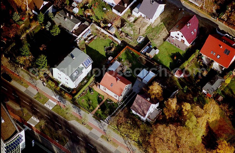 Berlin Hohenschönhausen from the bird's eye view: 11.11.2003 Berlin-Hohenschönhausen Einfamilienwohngebiet an der Strasse 134