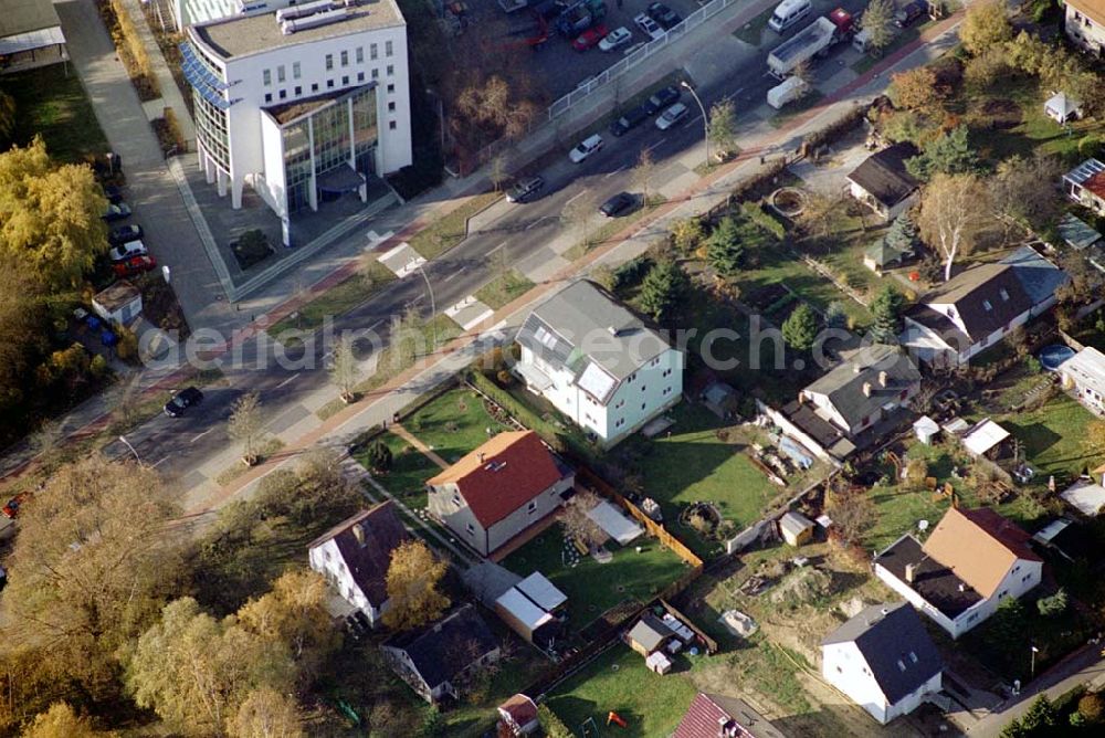 Berlin Hohenschönhausen from the bird's eye view: 11.11.2003 Berlin-Hohenschönhausen Einfamilienwohngebiet an der Strasse 134