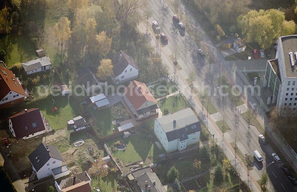 Aerial photograph Berlin Hohenschönhausen - 11.11.2003 Berlin-Hohenschönhausen Einfamilienwohngebiet an der Strasse 134