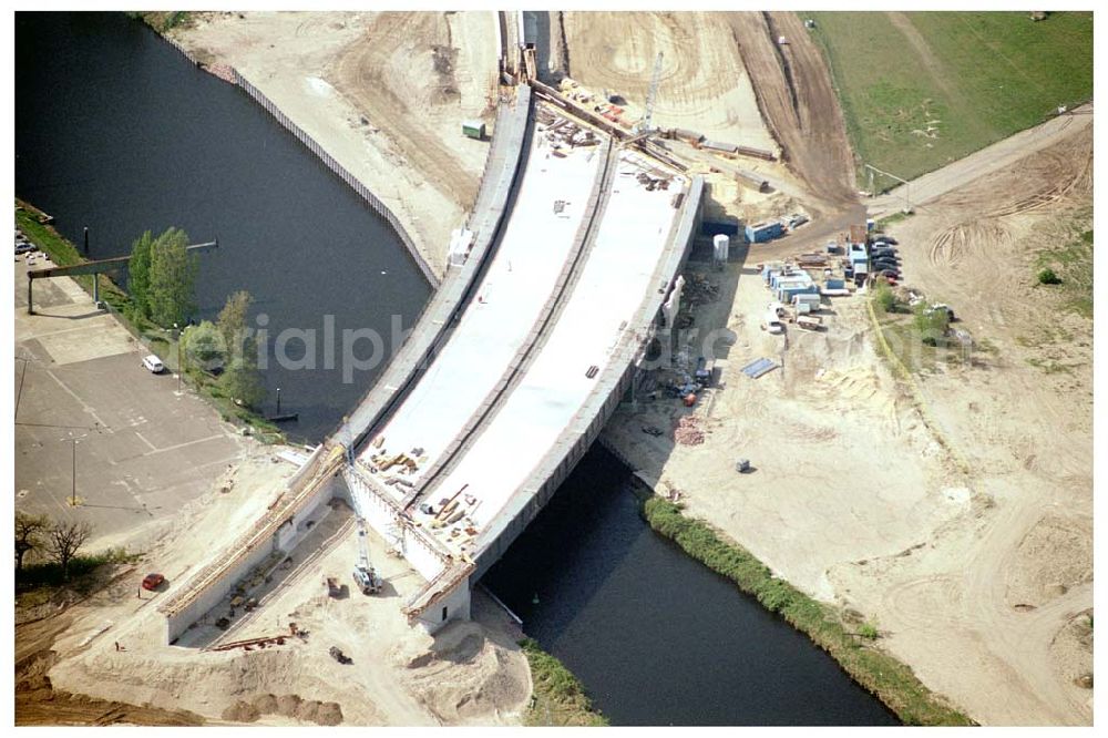 Aerial image Berlin - Johannisthal - 28.04.2004Berlin / Johannisthal Brückenbau zur Stadtautobahn am Teltow-Kanal im Bereich des Hafens Rudow-Ost am Randes des Gelände des ehem Flugplatz Johannisthal. Schälerbau Berlin GmbH