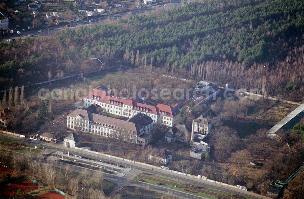 Aerial image Berlin-Karlshorst - 18.12.2003 Berlin-Karlshorst ehemaliges Armeelazarett an der Treskowallee am Gelände des ehemaligen russischen Oberkommandos in Berlin-Karlshorst an der Trabrennbahn. (ev. Diakoniewerk Königin Elisabeth)