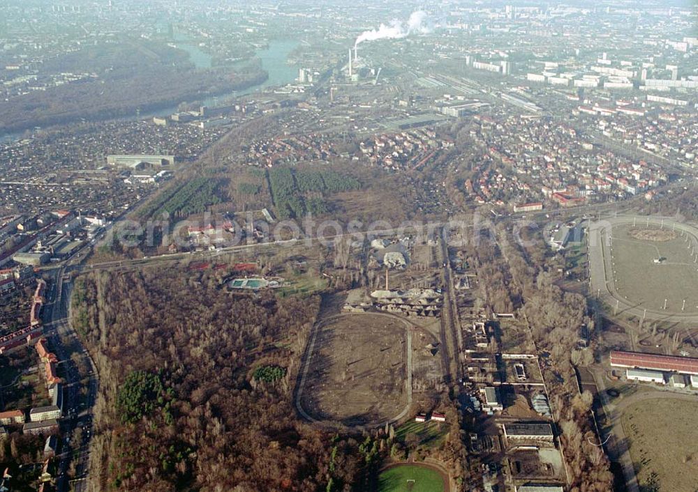 Berlin_Karlshorst from the bird's eye view: 18.12.2003 Berlin-Karlshorst Gelände des ehemaligen russischen Oberkommandos in Berlin-Karlshorst an der Trabrennbahn. Geplant ist die Renaturierung der Fläche und die Wiederherstellung der vor 1929 existierenden Wald- und Wiesengelände