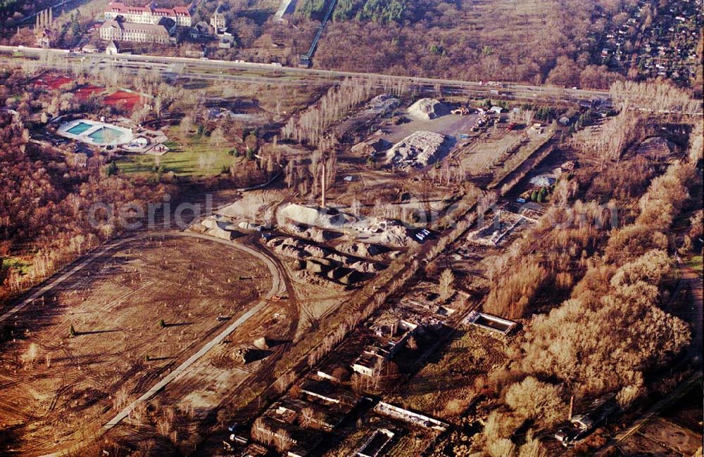 Berlin_Karlshorst from above - 18.12.2003 Berlin-Karlshorst Gelände des ehemaligen russischen Oberkommandos in Berlin-Karlshorst an der Trabrennbahn. Geplant ist die Renaturierung der Fläche und die Wiederherstellung der vor 1929 existierenden Wald- und Wiesengelände