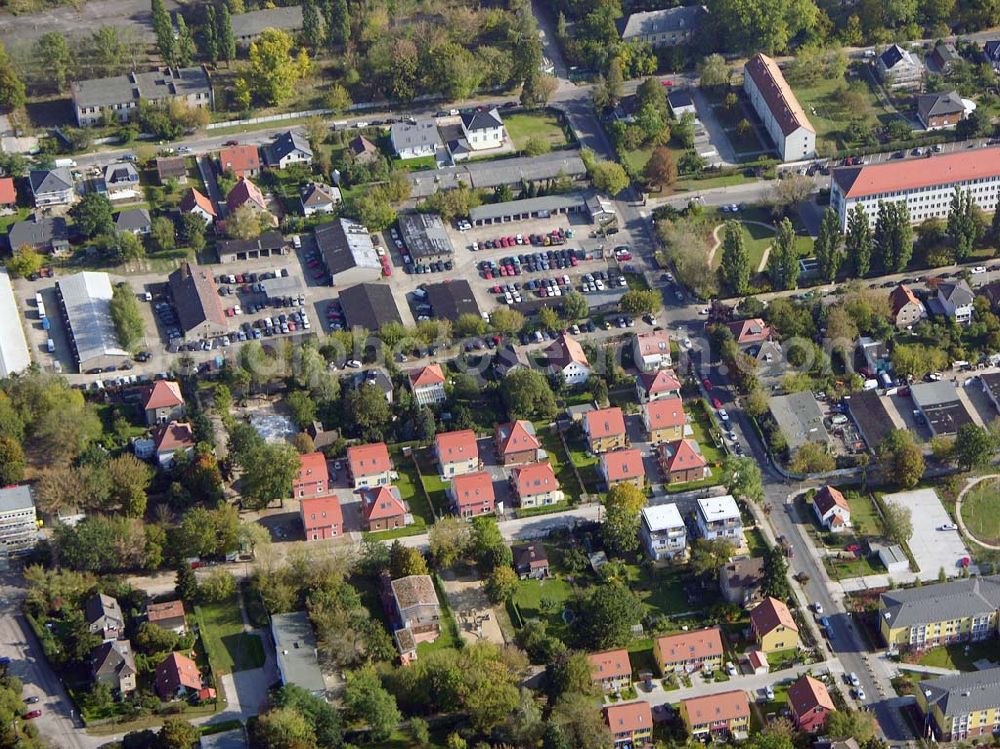 Aerial image Berlin-Karlshorst - 13.10.2004 Berlin-Karlshorst, Wohnsiedlung-Neubau der PREMIER-Deutschland GmbH, an der Arberstraße 54 in Berlin-Karlshorst