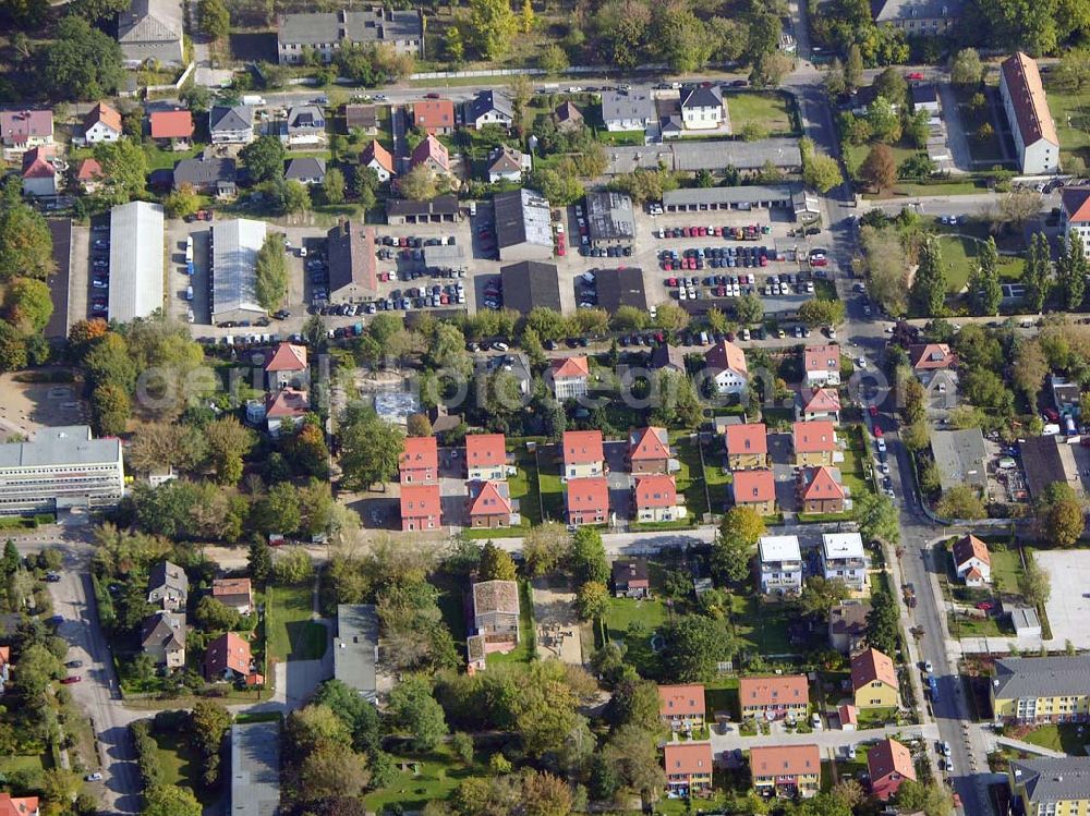 Aerial photograph Berlin-Karlshorst - 13.10.2004 Berlin-Karlshorst, Wohnsiedlung-Neubau der PREMIER-Deutschland GmbH, an der Arberstraße 54 in Berlin-Karlshorst