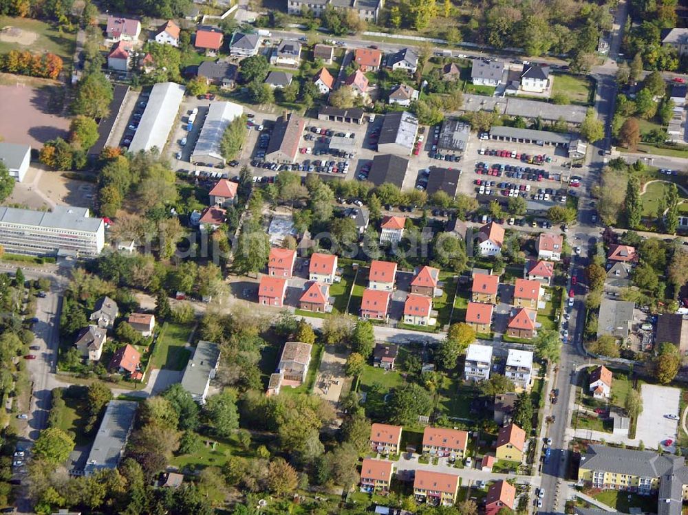 Berlin-Karlshorst from above - 13.10.2004 Berlin-Karlshorst, Wohnsiedlung-Neubau der PREMIER-Deutschland GmbH, an der Arberstraße 54 in Berlin-Karlshorst