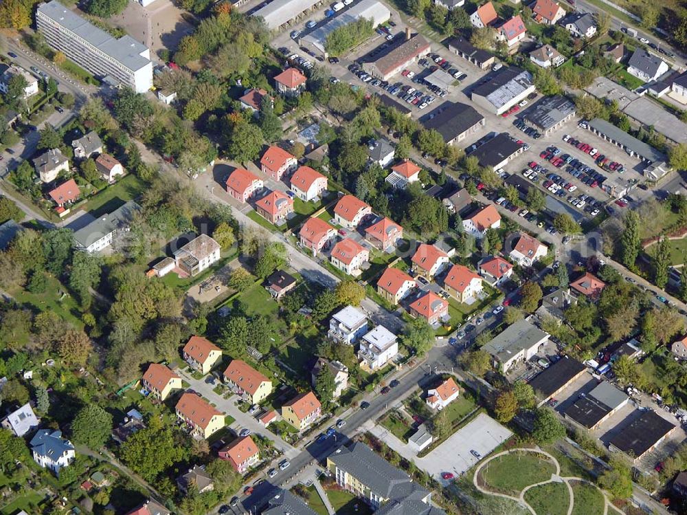 Aerial image Berlin-Karlshorst - 13.10.2004 Berlin-Karlshorst, Wohnsiedlung-Neubau der PREMIER-Deutschland GmbH, an der Arberstraße 54 in Berlin-Karlshorst