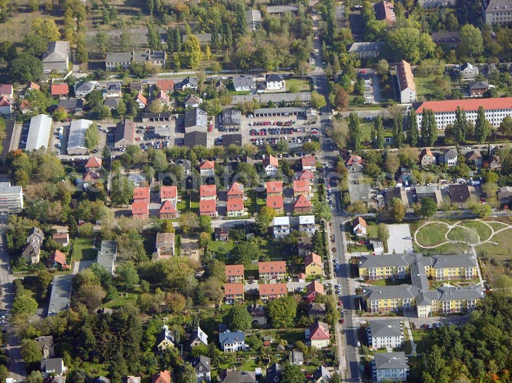 Aerial image Berlin-Karlshorst - 13.10.2004 Berlin-Karlshorst, Wohnsiedlung-Neubau der PREMIER-Deutschland GmbH, an der Arberstraße 54 in Berlin-Karlshorst