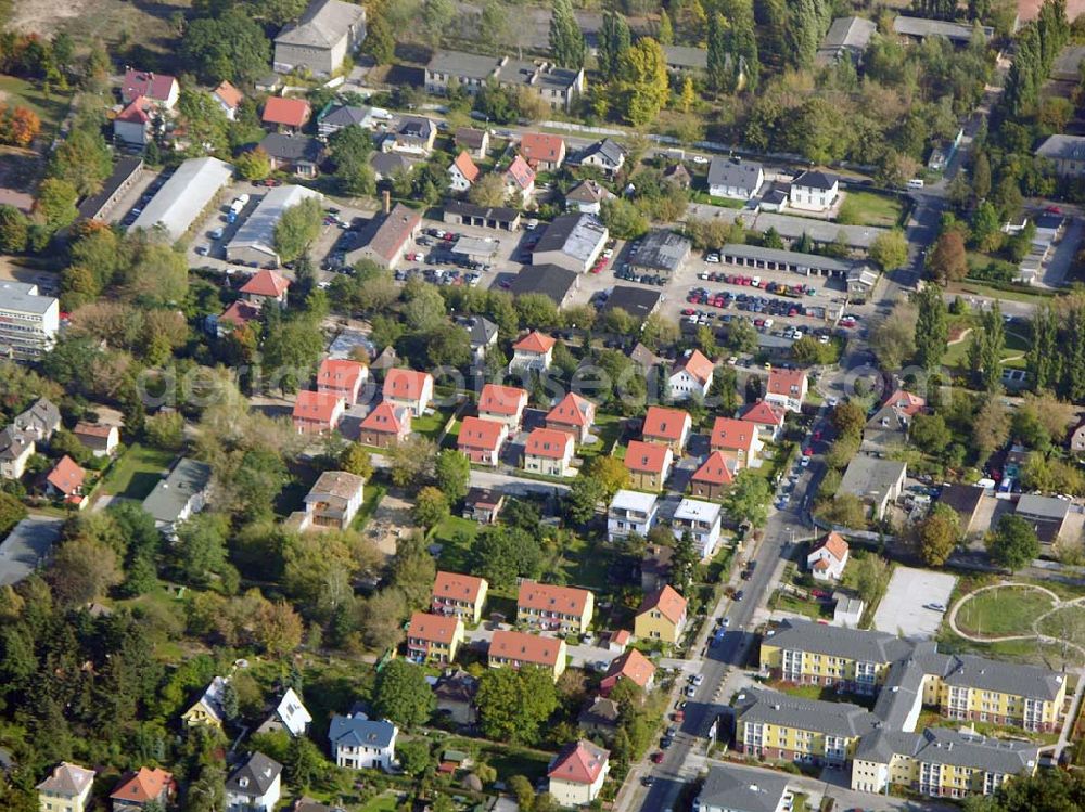 Aerial photograph Berlin-Karlshorst - 13.10.2004 Berlin-Karlshorst, Wohnsiedlung-Neubau der PREMIER-Deutschland GmbH, an der Arberstraße 54 in Berlin-Karlshorst