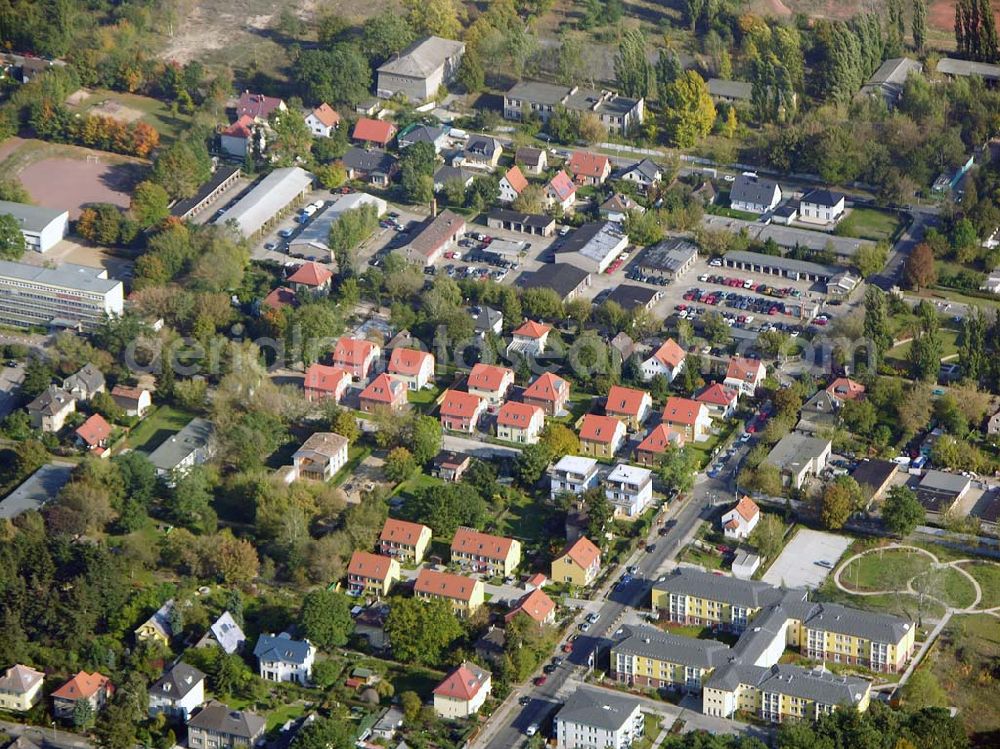 Berlin-Karlshorst from above - 13.10.2004 Berlin-Karlshorst, Wohnsiedlung-Neubau der PREMIER-Deutschland GmbH, an der Arberstraße 54 in Berlin-Karlshorst