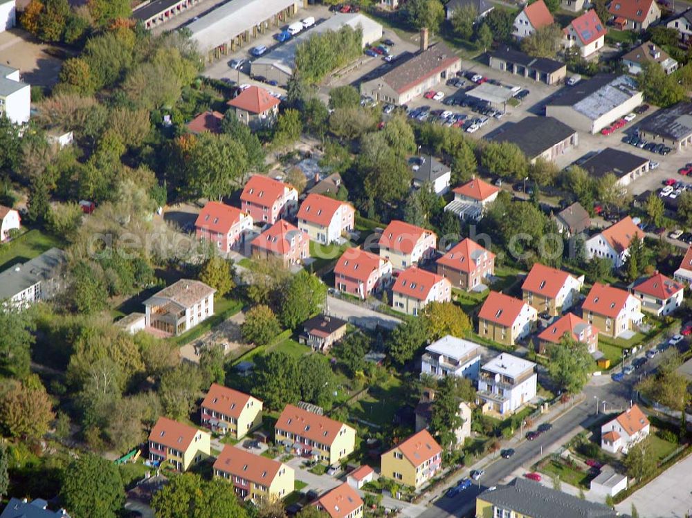 Berlin-Karlshorst from the bird's eye view: 13.10.2004 Berlin-Karlshorst, Wohnsiedlung-Neubau der PREMIER-Deutschland GmbH, an der Arberstraße 54 in Berlin-Karlshorst