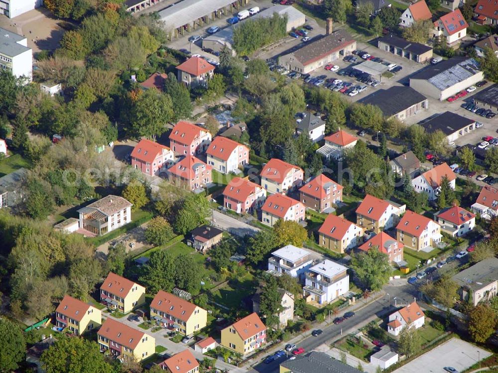 Aerial image Berlin-Karlshorst - 13.10.2004 Berlin-Karlshorst, Wohnsiedlung-Neubau der PREMIER-Deutschland GmbH, an der Arberstraße 54 in Berlin-Karlshorst